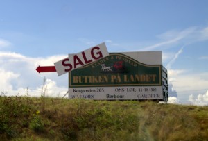I rundkjøringa til Shell finner du dette skiltet, da er du på rett vei, følg det!